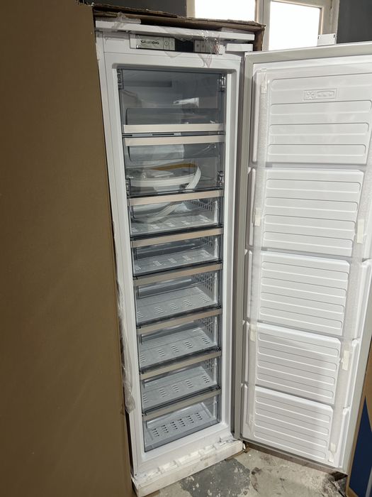 НОВ No Frost Вертикален фризер за вграждане GRUNDIG 177 См ,250 литрa