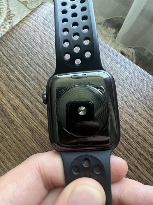 Продам Apple Watch Se 44 mm Nike edition