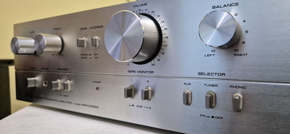 AKAI AM-2250 Hi-fi стерео транзисторен усилвател