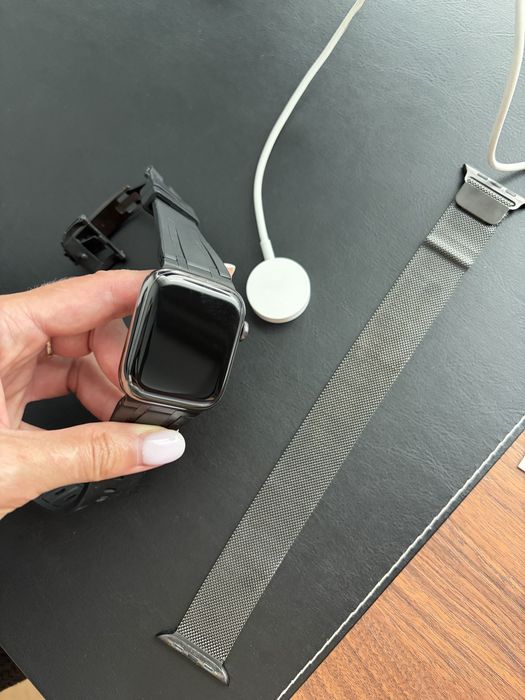 Apple Watch Series 7 45mm – impecabil – 2 brățări + încărcător