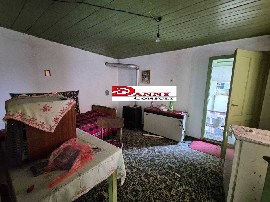 Двуетажна къща с двор и кладенец в с. Иванча