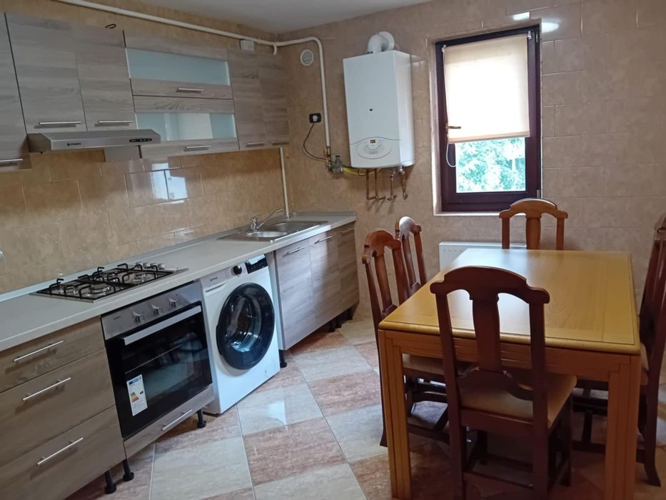 Închiriez apartament 3 camere decomandate  cu loc de parcare .
