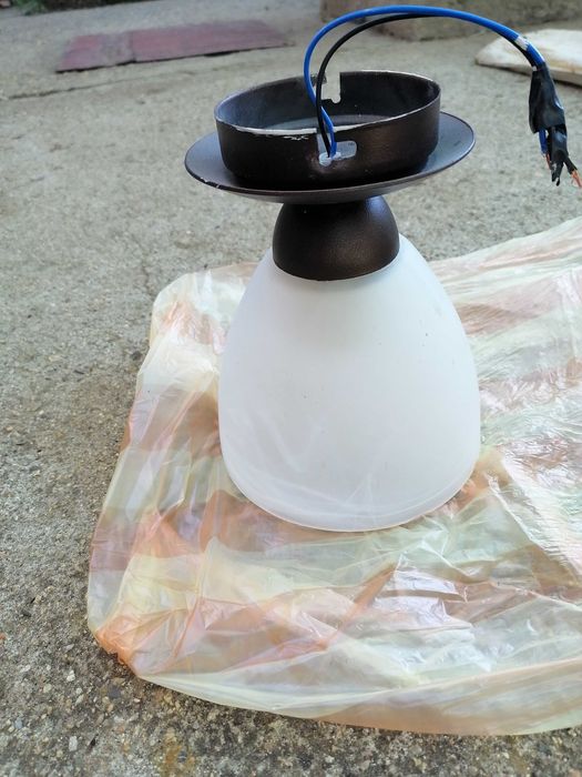 Продавам лампа за окачване на таван