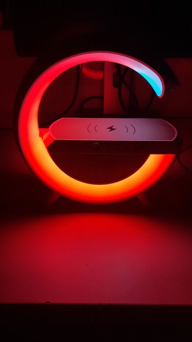 Lampa de birou cu boxa bluetooth și încărcător wireless