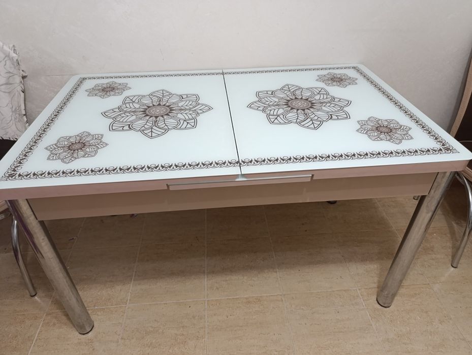 Раздвижной стеклянный стол