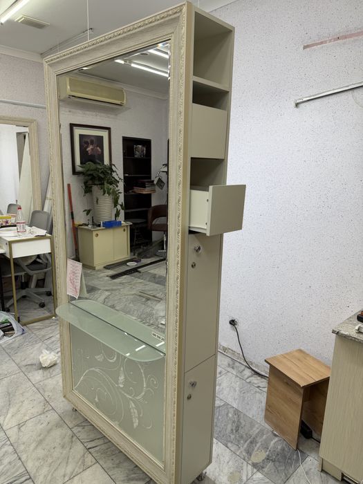 Парикамахерское зеркало со шкафом