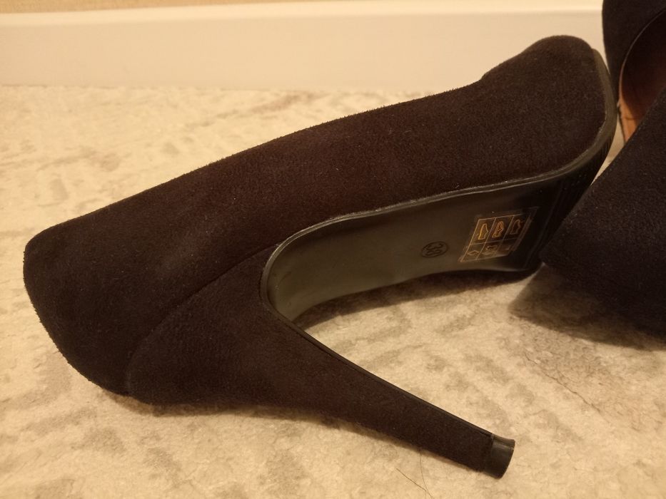 Продам замшевые туфли