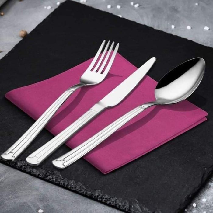 Комплект прибори за хранене съчетаващ класическия и модерен дизайн