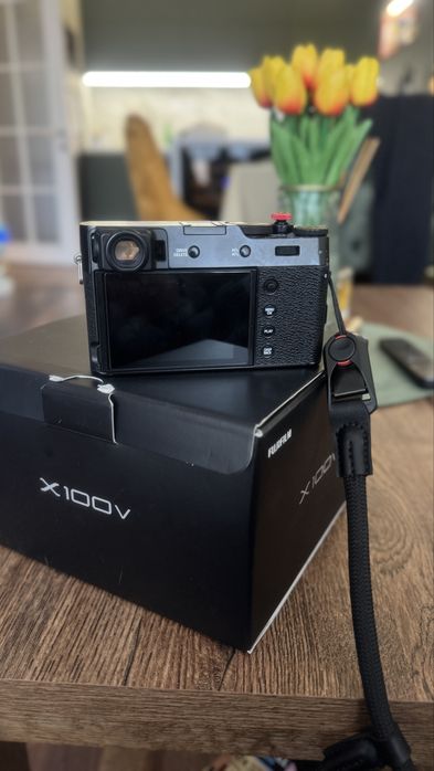 Fujifilm X100V – отличен комплект, малко кадри