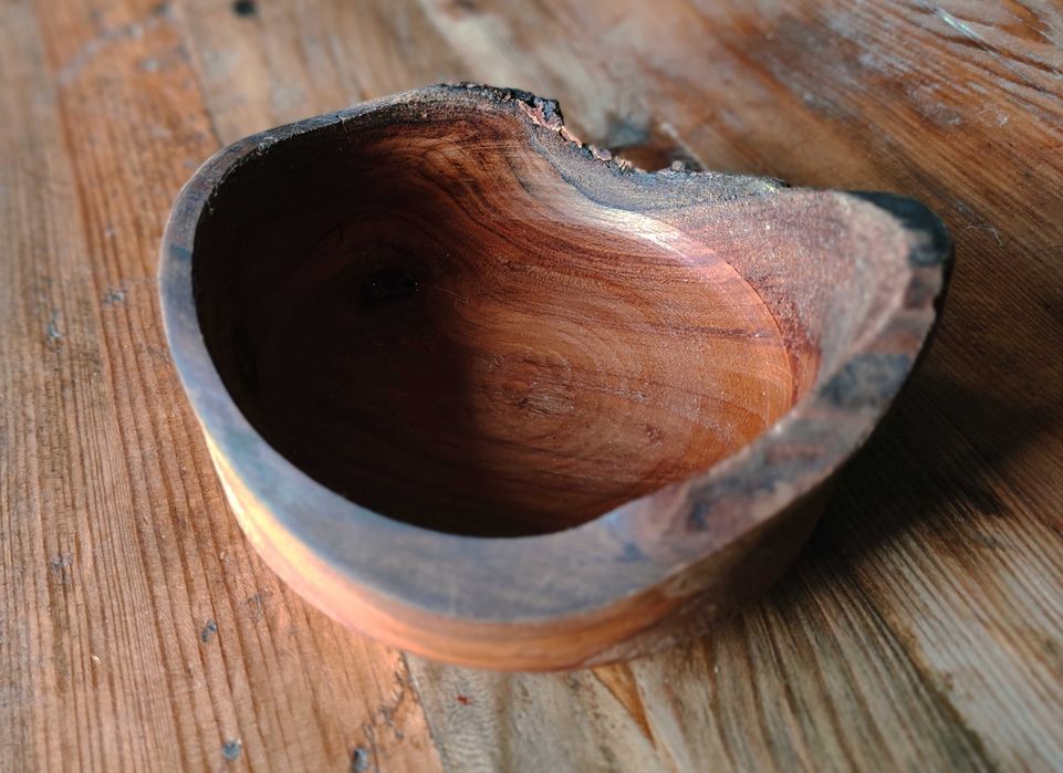 Уникални дървени купи, свещници и табели