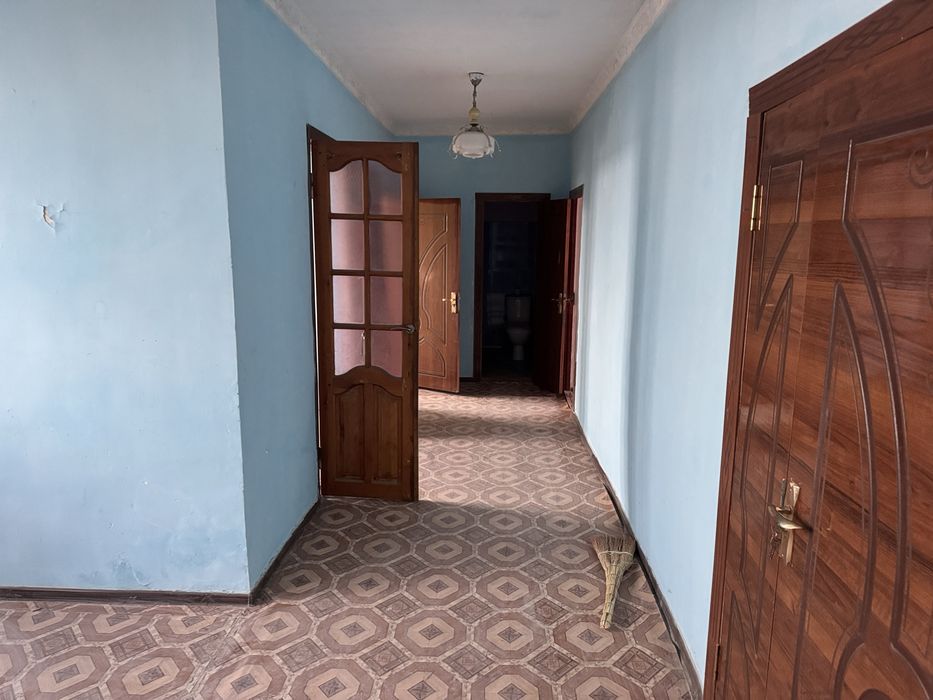 Фенкс устиндеги 5-этажда 3-ханалы квартира 350000млн сум догвр есть