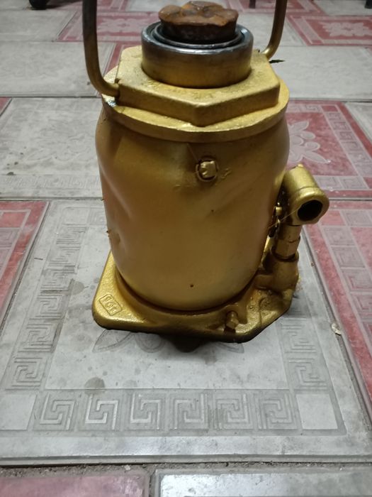 Продам 20 тонный домкрат рабочии