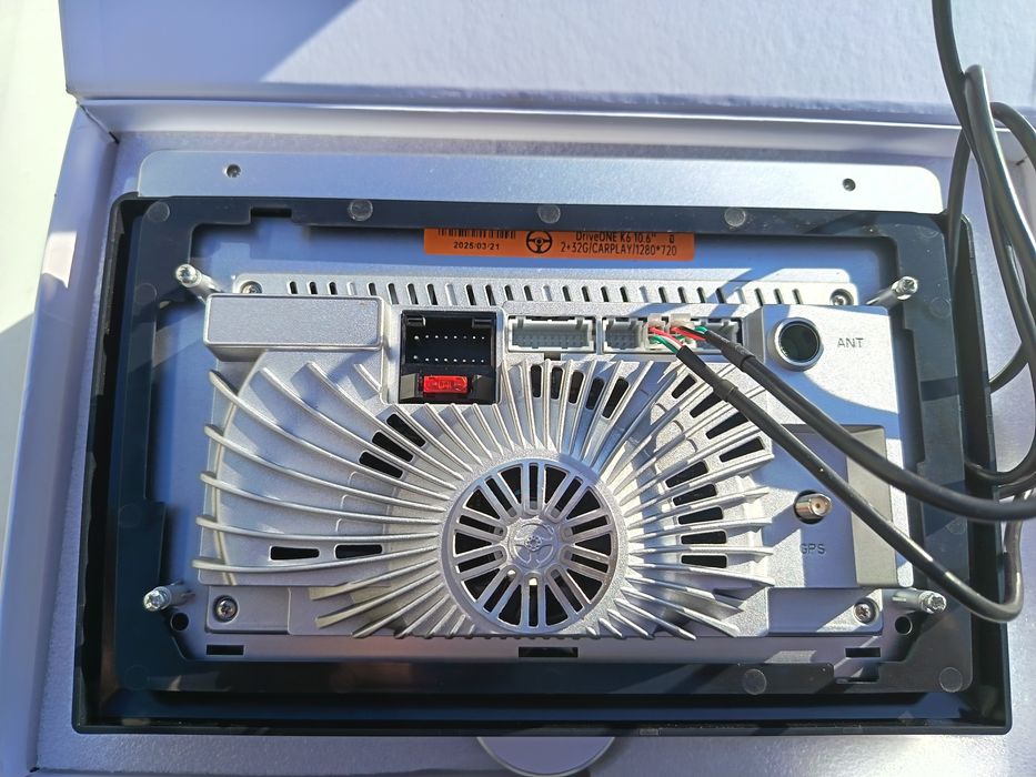 Магнитафон экран для авто срочно продаётся за 400000сум