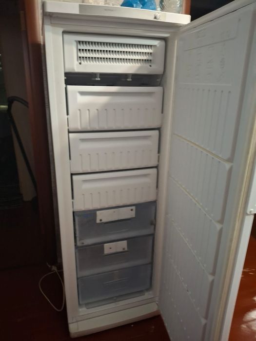 Морозильная камера б/у работает исправно.