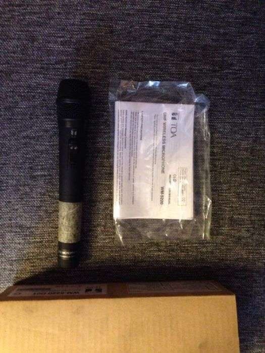 Toa Wireless Tuner WT 5810 + 2 x Microfon Toa WM 5220
