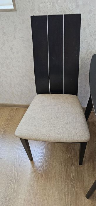 Продается стол и стулья.