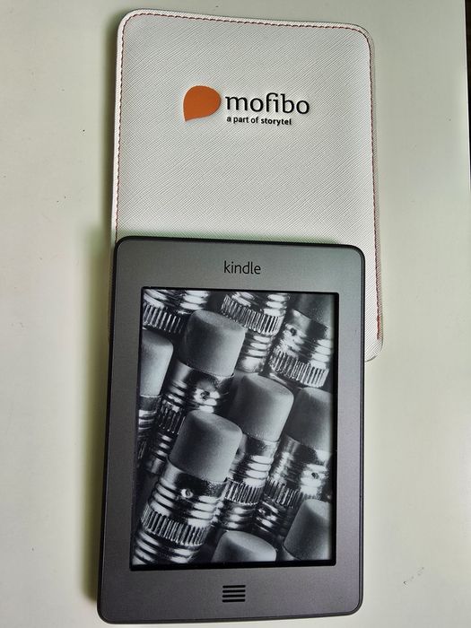 Kindle Touch cu peste 640 cărți