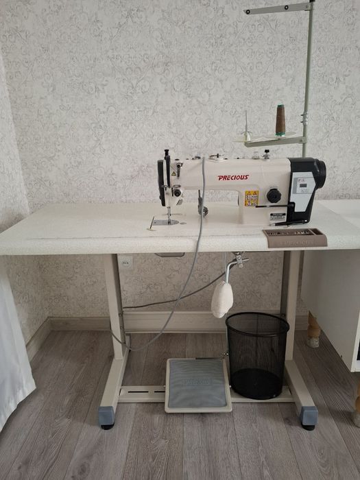 Профессиональная швейная машинка