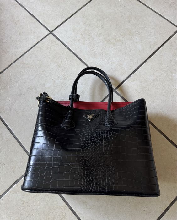 Geanta neagra cu rosu
