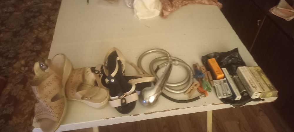 Шампунь Avon новый, шланг и лейка для душа б/у.