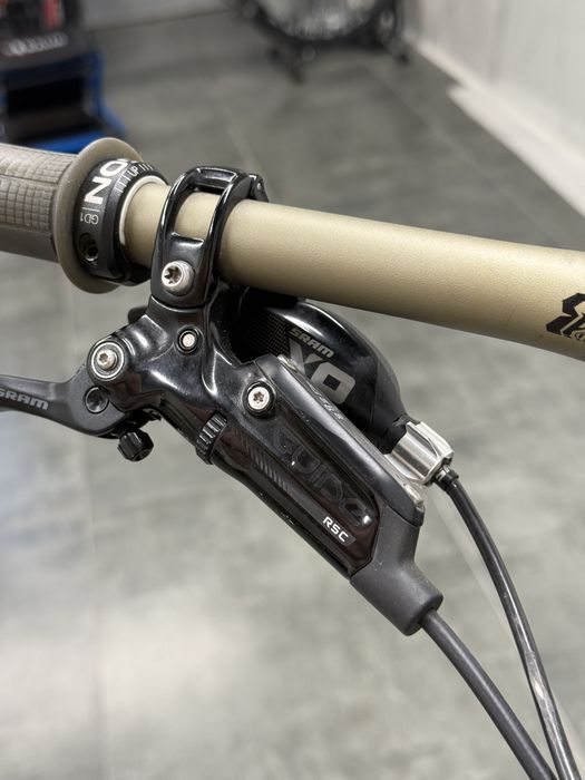 Висок клас велосипед за спускане Pivot Phoenix Carbon L 27.5