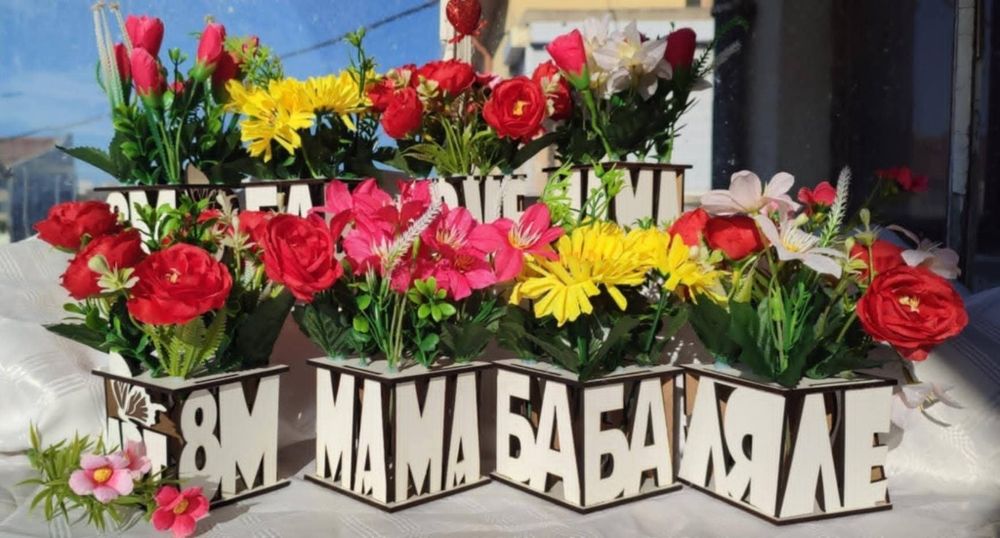 Икебана с дума и вечни цветя.