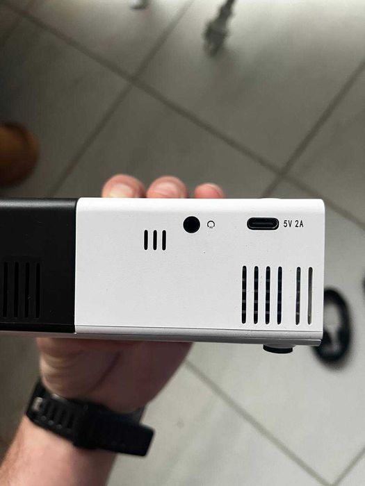 Малък домашен проектор