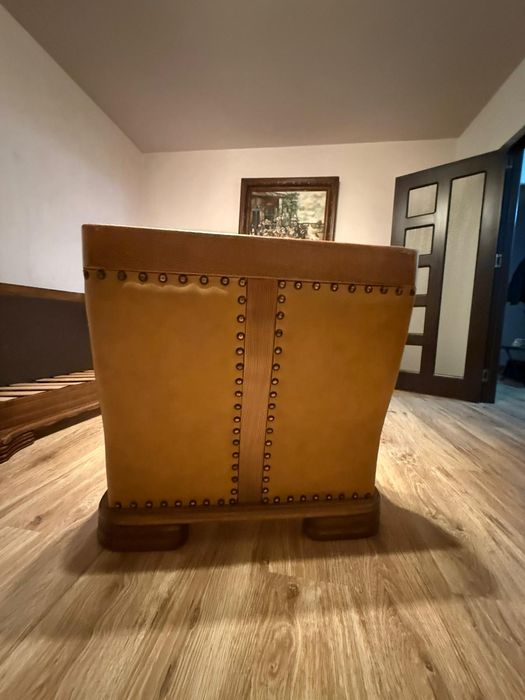 Canapea, fotoliu, masa de lemn. Fara perne, pot fi comandate separat