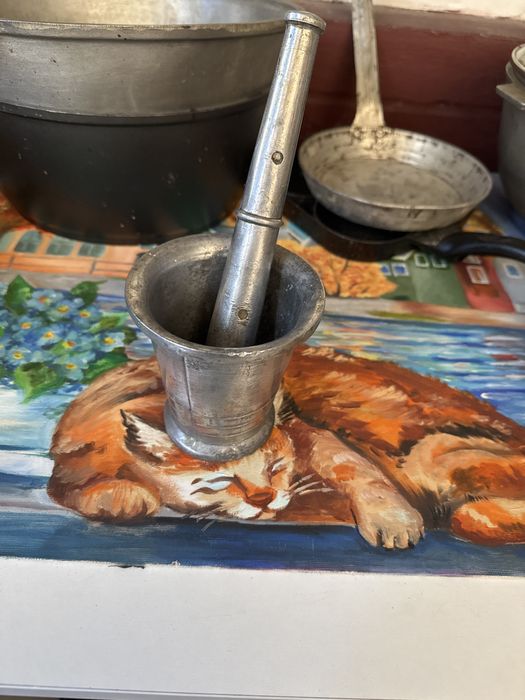 Казаны и сковородки и ступка