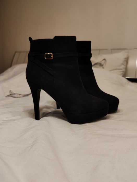 Vând botine piele întoarsă H&M, negre, toc 10 cm