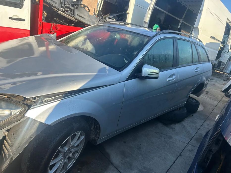 Far stanga mercedes c.class e4