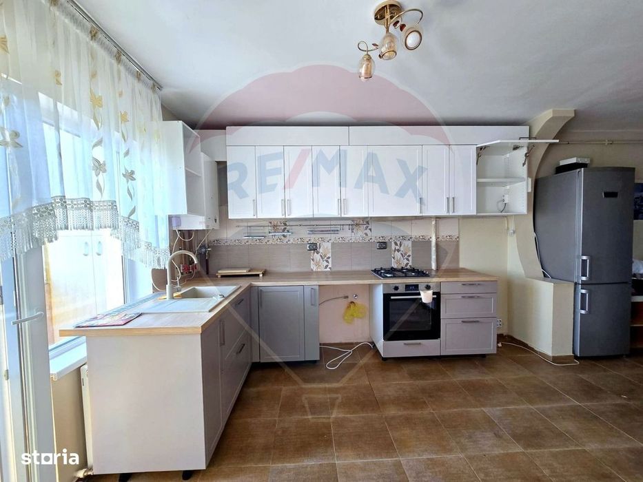 Apartament cu 3 camere de vânzare, parcare– Șesul de Sus, Florești