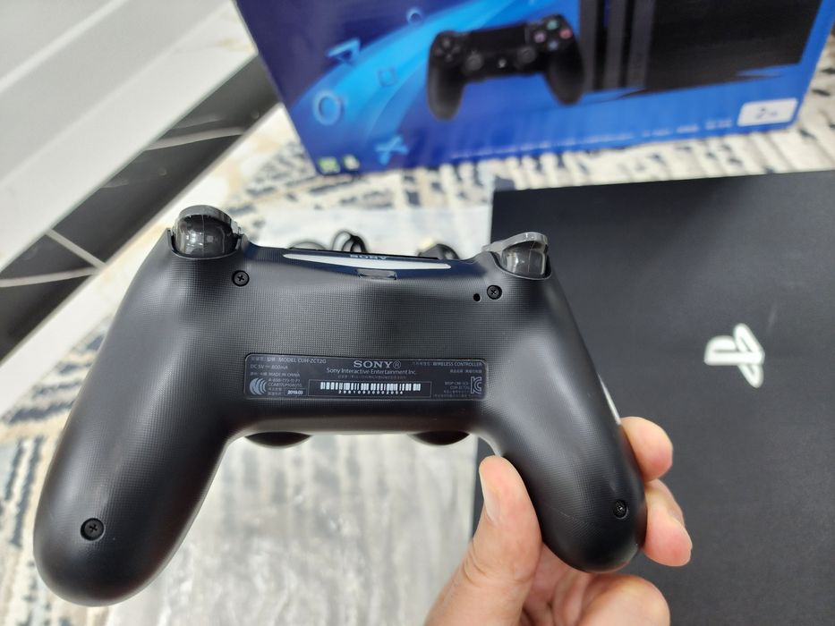 Продаётся Sony PlayStation 4 Pro с памятью 2тб. Записаны более 35 игр