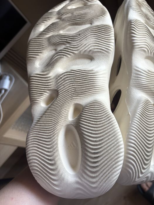 Адидас yeezy foam