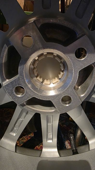 Продам комплект  диски с шинами новые