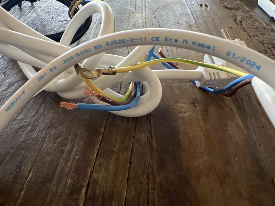 Кабел с щепсел със заземяване, 1.5 м, бял