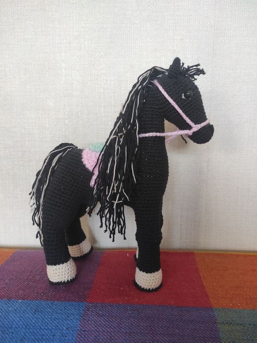 Продам лошадку вязанную
