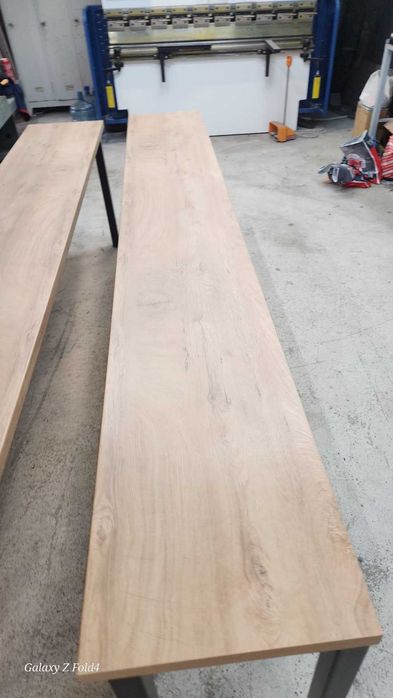 Предлагаме 2 броя маси за бар.