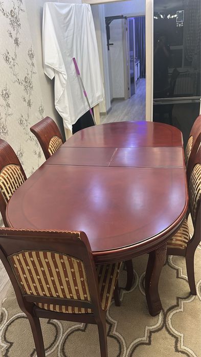 Деревянный стол с 5 стульями