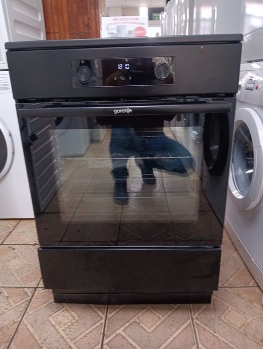 Чисто нова черна печка  с индукционни котлони  с две години Гаранция!