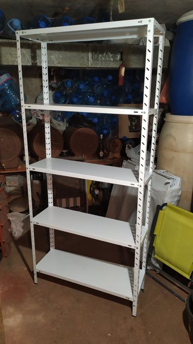 Продавам стелажи