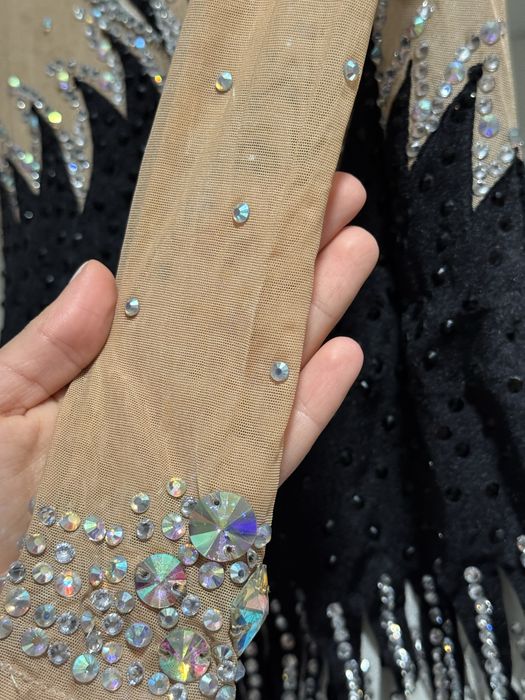 Черно блестящо трико за художествена гимнастика