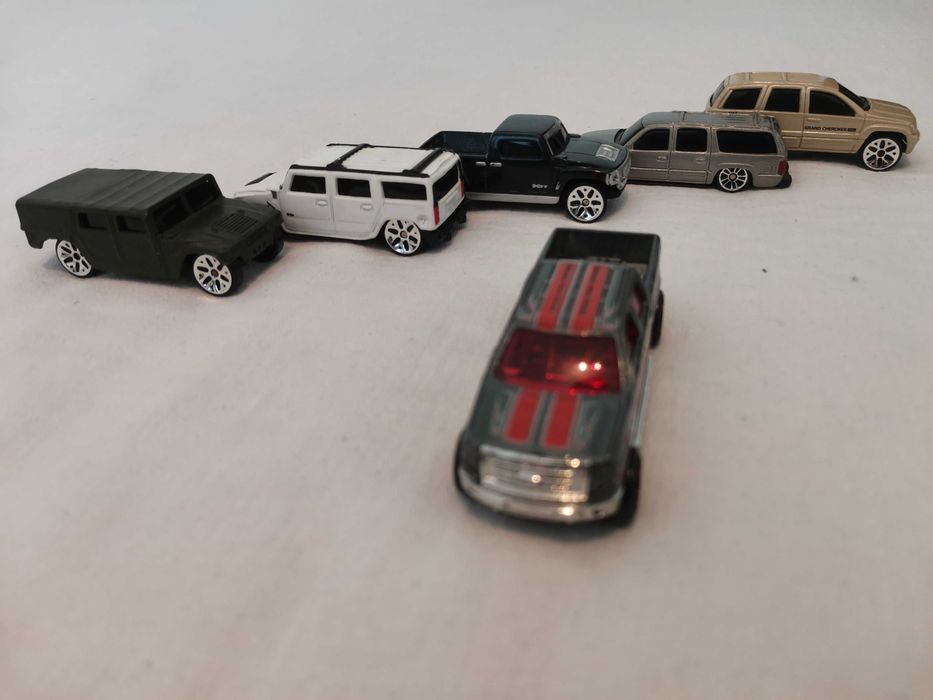 Продавам комплект от шест броя оф-роуд машини за малки и големи деца