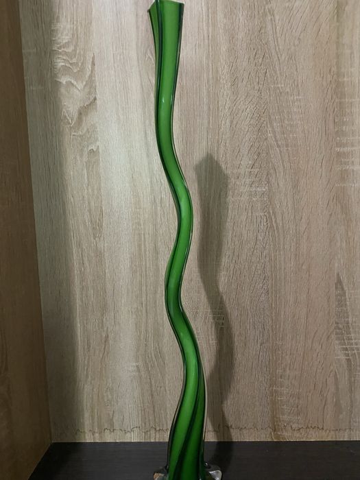 Зеленая ваза для интерьера