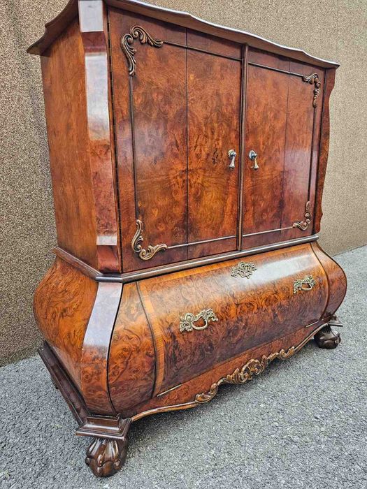 Шкаф в стил Чипъндейл с интарзия