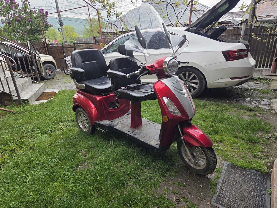 Vand triciclu electric pentru 2 persoae, folosit