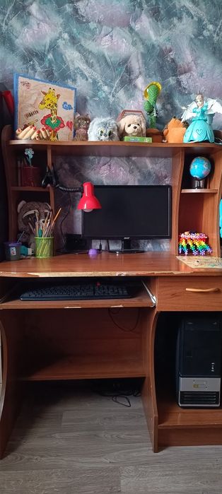 Продам школьный компьтер вместе со столом