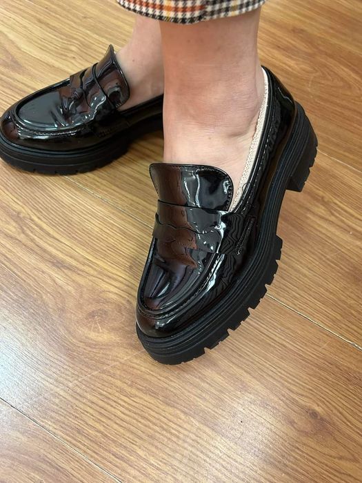 Черни лачени обувки