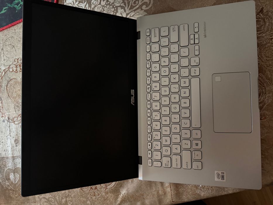 Laptop Asus foarte putin utilizat