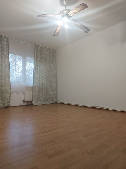 Închiriez apartament cu 2 camere